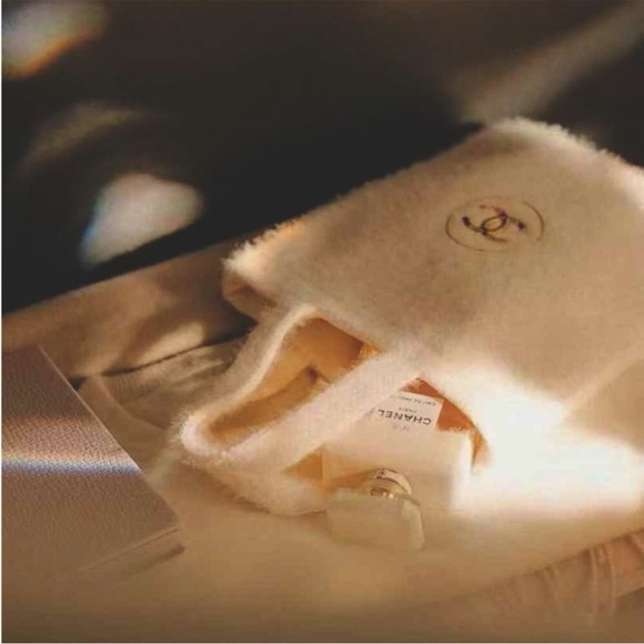 ⭐️ New Chanel GWP White and gold CC logo mini Tote - Picture 3 of 6